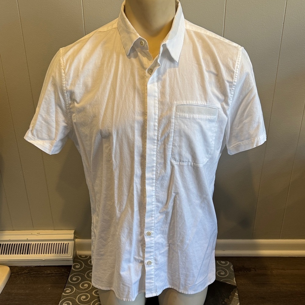 E Lululemon Athletica Men Crisp White Button-Down Shirt Hidden Button Preppy